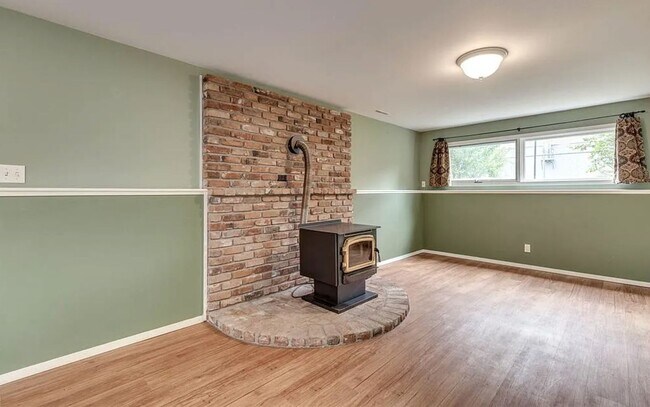 Building Photo - FULLY GUTTED & RENOVATED 5-Bedroom Home in...