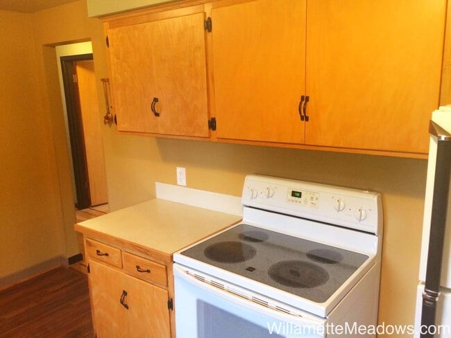 Building Photo - Amazing 4 Bedrooms, 2 Bathrooms, House in South Salem