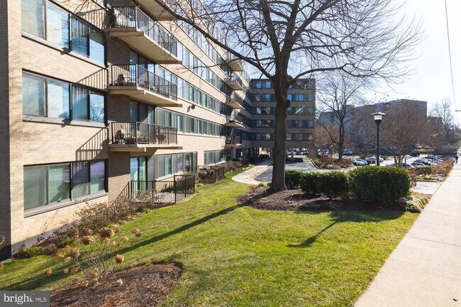 Building Photo - 600 Roosevelt Blvd