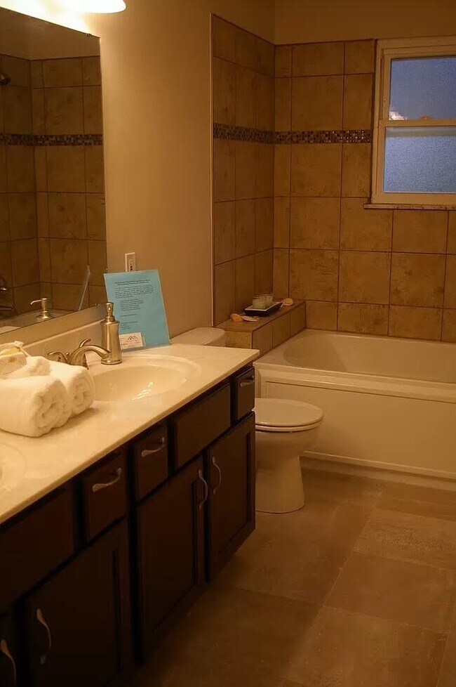 Building Photo - 2404 Wendy Way Dr