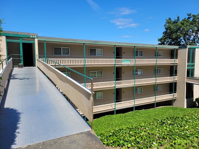 Building Photo - Southside Condo with a View - 1 Bedroom - ...