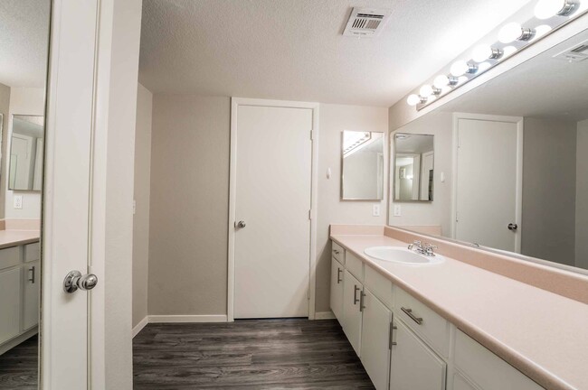 Building Photo - 1 bedroom Condo unit that is the perfect p...