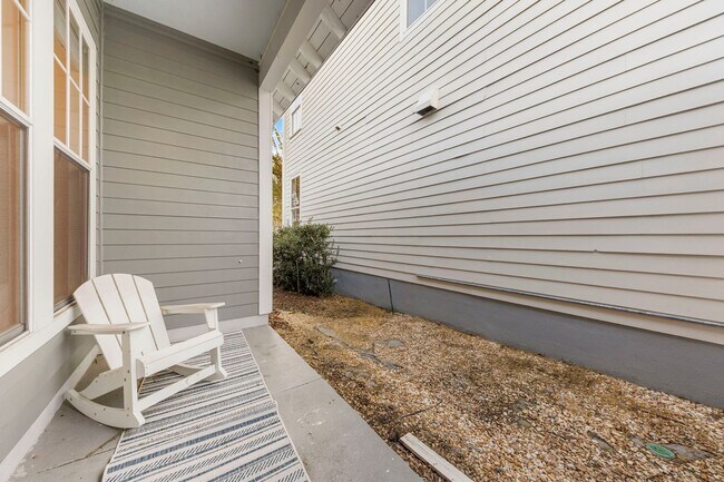 Building Photo - 834 Lake Evalyn Dr