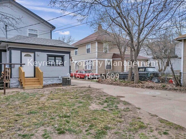 Building Photo - Charming 2 bedroom 1 bath Craftsman Duplex
