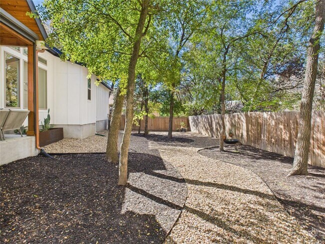 Building Photo - 3002 Sunridge Dr