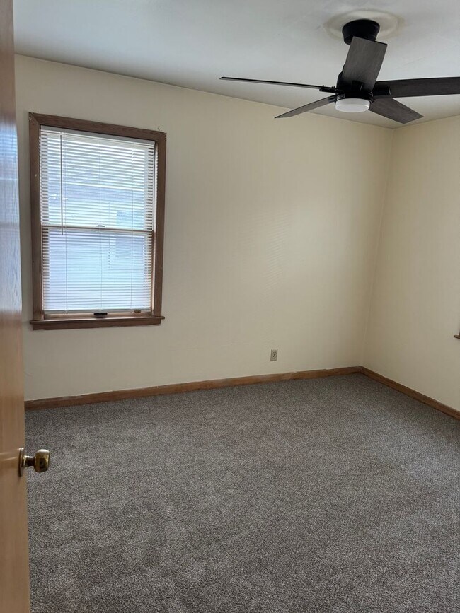 Building Photo - Newly Renovated 3-Bedroom Upper Flat Near ...