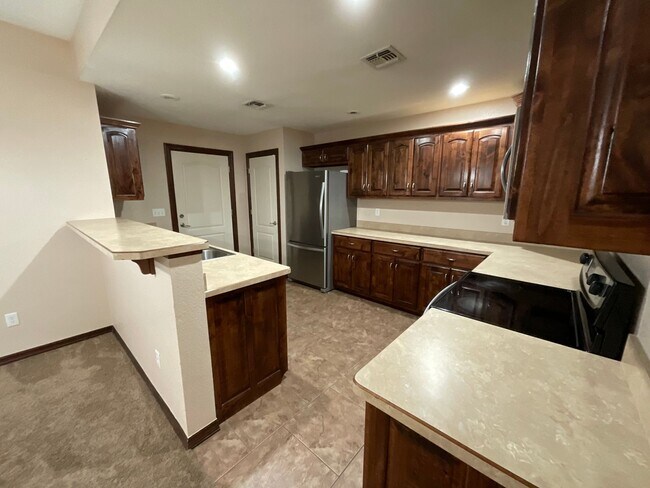 Building Photo - Large 3 Bedroom 2 Bathroom Home W/ Fenced Yard in WEBB CITY MO!!!