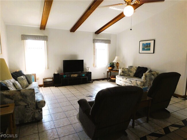 Building Photo - 904 SE 18th St