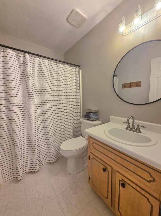 Building Photo - Inviting Woodridge Manor 3/2 Home with Fireplace and Fenced Yard