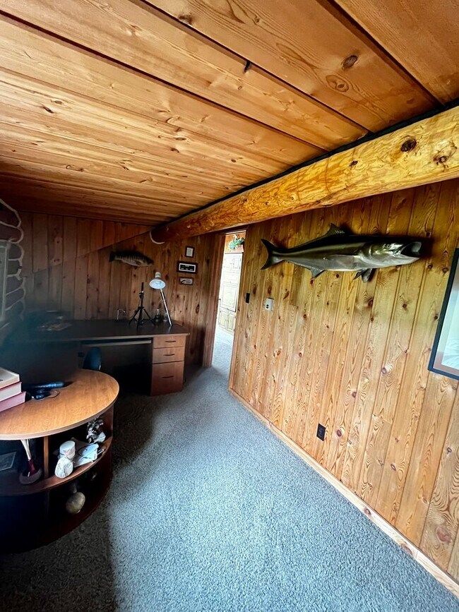 Building Photo - Fully Furnished Cabin Available - 10 Minut...