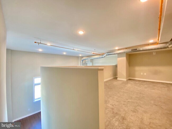 Building Photo - 1 W Main St