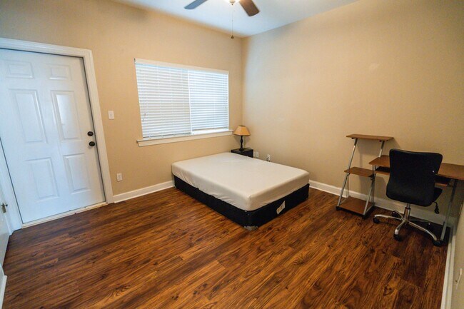 Building Photo - Super cute 3 Bedroom/3Bathroom Townhome in...