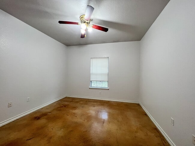 Building Photo - 1080 Rainbow Dr