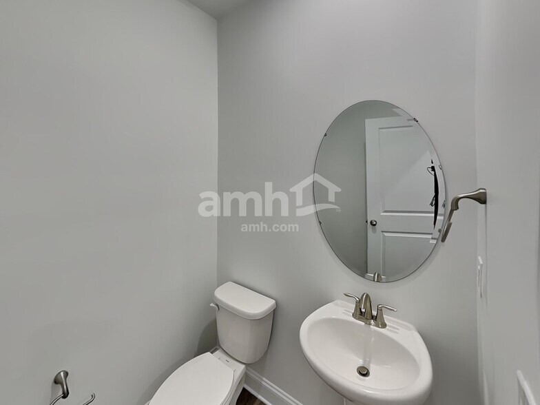 Building Photo - 5006 Twin River Dr