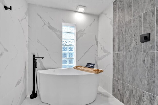 Building Photo - 1712 NE 18th Ave