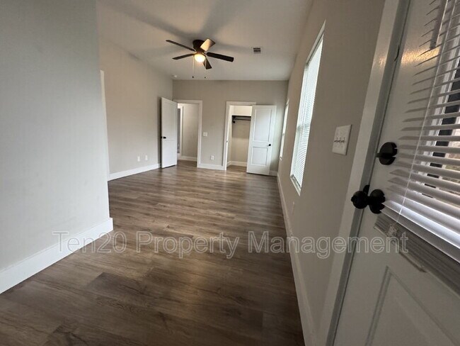 Building Photo - 1346 Ingersoll Dr