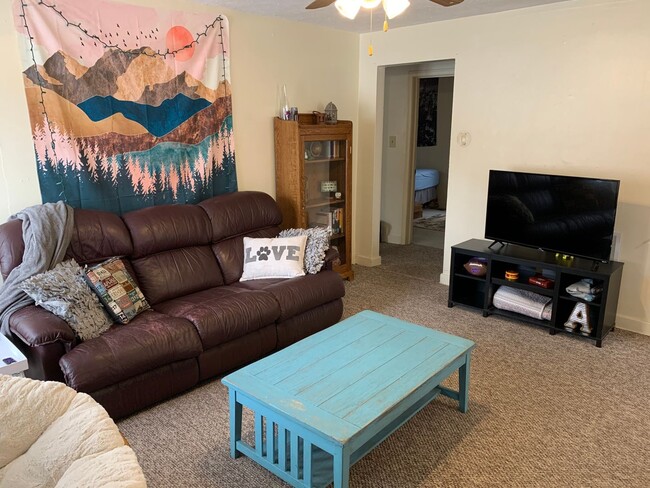 Building Photo - Charming 2 Bed/1 Bath Home Near the K-Stat...