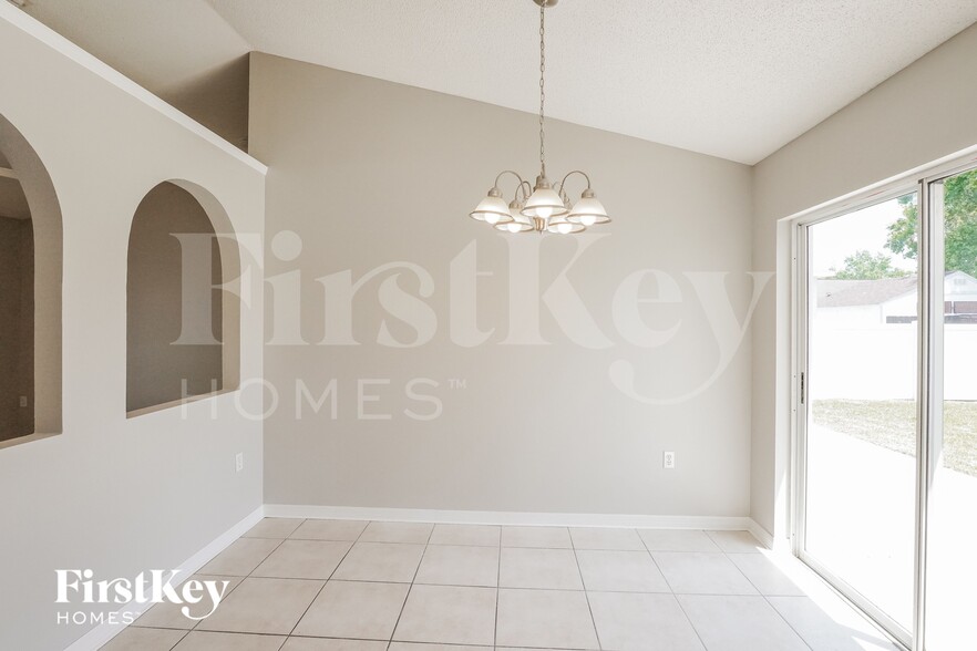 Building Photo - 729 Pincon Ln