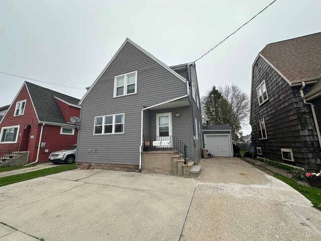 Building Photo - 1913 Madison St