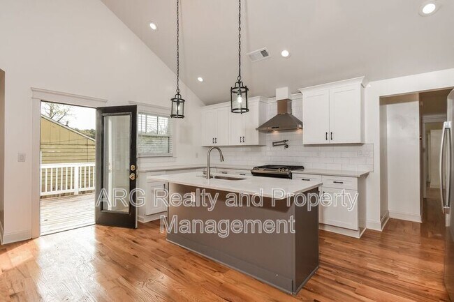 Building Photo - 2215 Lang Dr SW