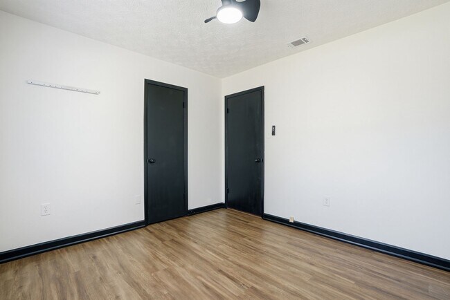 Building Photo - 703 Pineview Ct