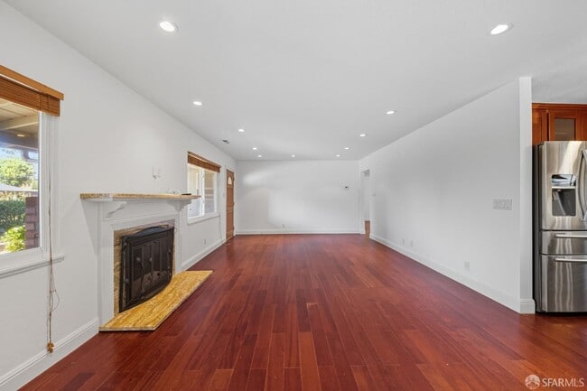 Building Photo - 2061 Ahneita Dr