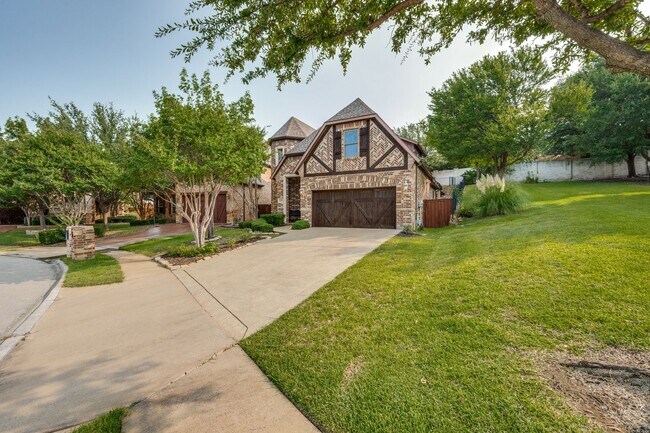 Building Photo - 4046 E Hill Dr