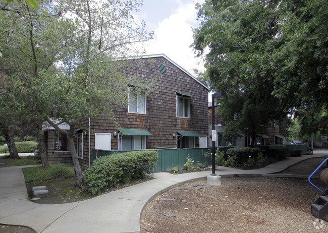Primary Photo - Holly Courts Apartments