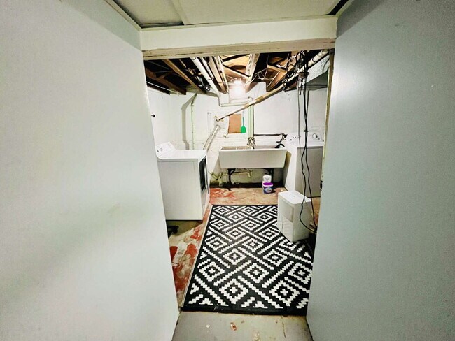 Building Photo - Charming 2-Bedroom Gem in Royal Oak – Walking Distance to Downtown!