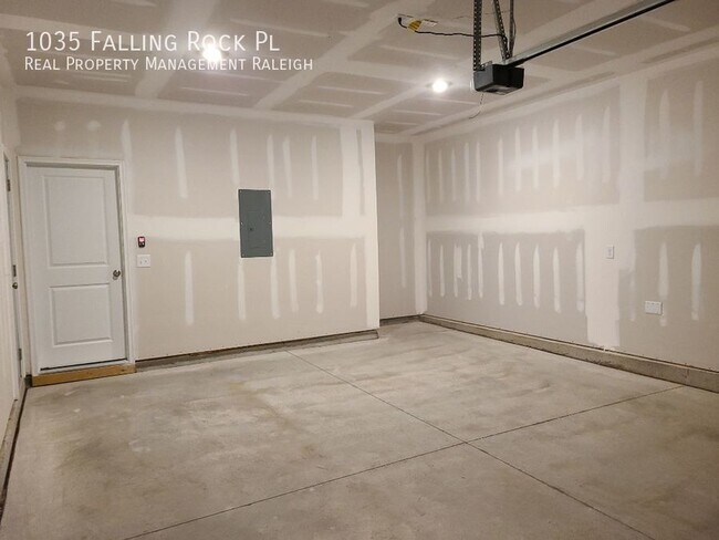 Building Photo - 1035 Falling Rock Pl