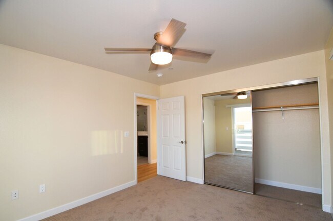 Building Photo - 571 Moss St