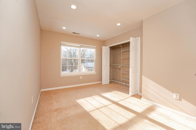 Building Photo - 558 London Ct