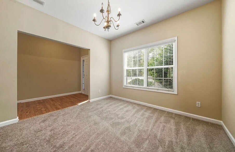 Building Photo - 4750 Ferncrest Pl