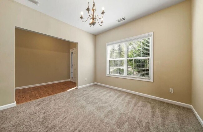 Building Photo - 4750 Ferncrest Pl