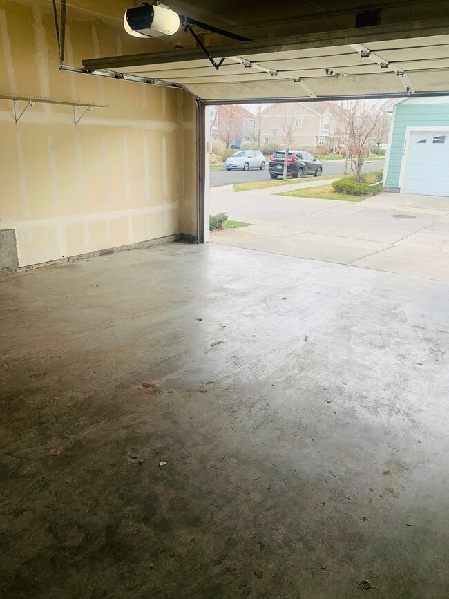 Building Photo - 3 Bedroom 2 Bathroom Townhome Close to DIA