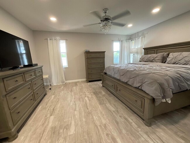 Building Photo - 5574 Royal Lake Cir
