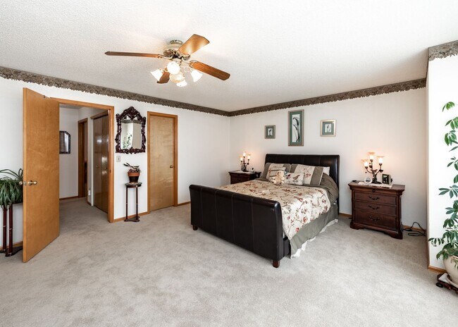 Building Photo - Spacious 5 Bedroom in D20 centrally located