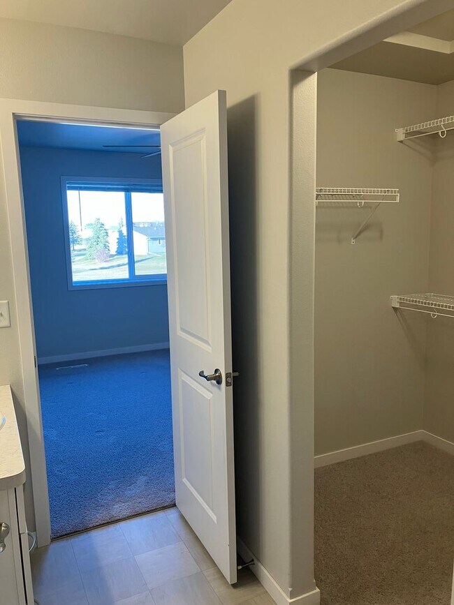 Building Photo - 3 Bed 3 Bath Twin Home