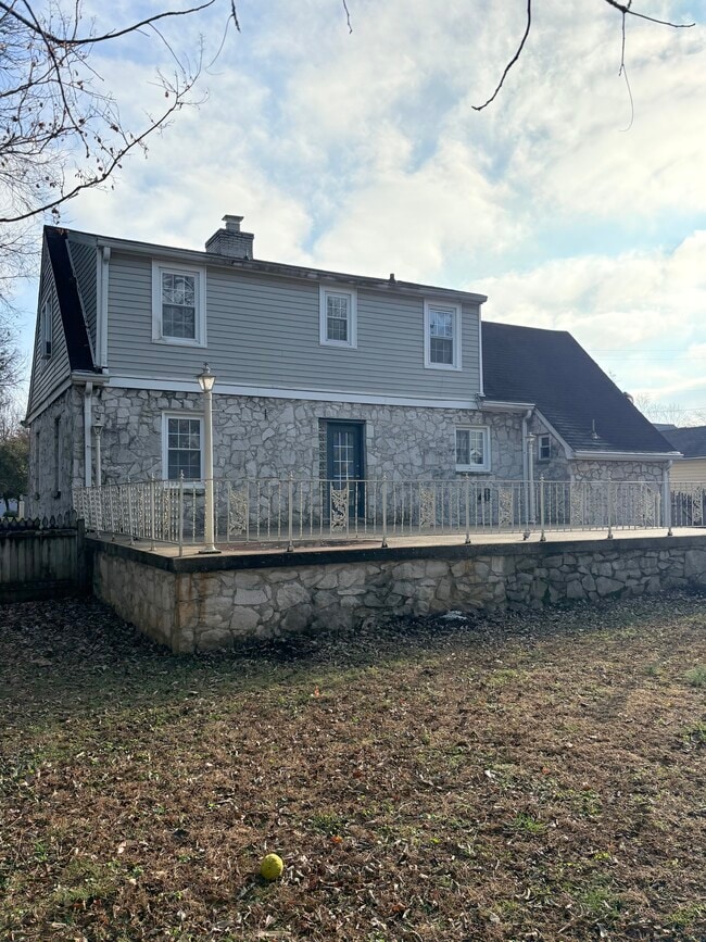 Building Photo - 707 Edgewood St