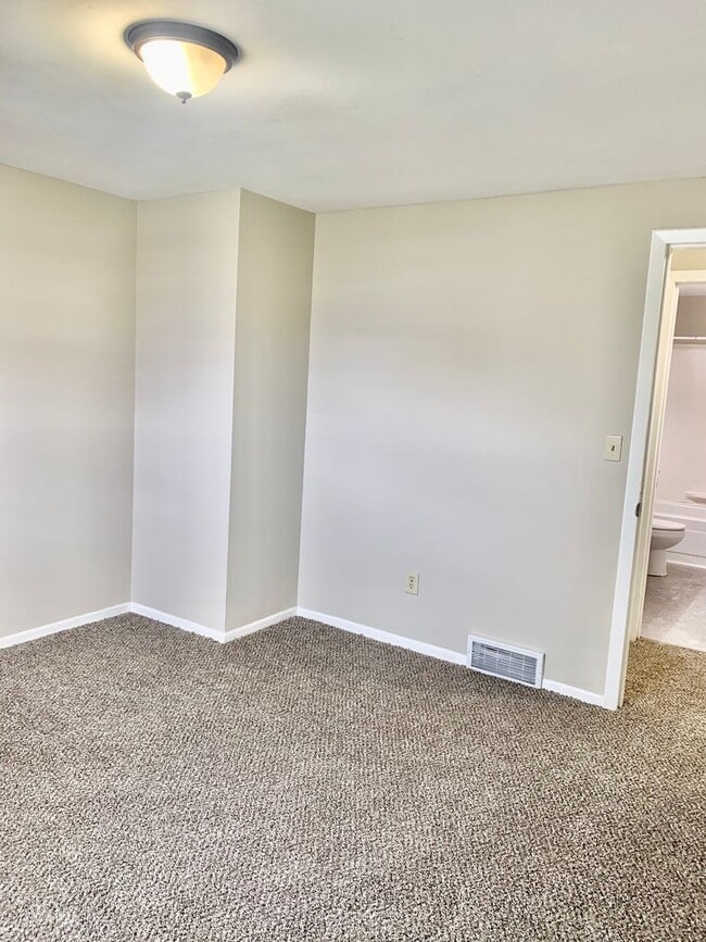 Building Photo - 8038 Evesborough Dr