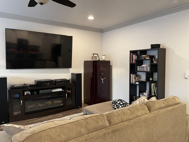 Building Photo - 1227 SilverCrest Dr