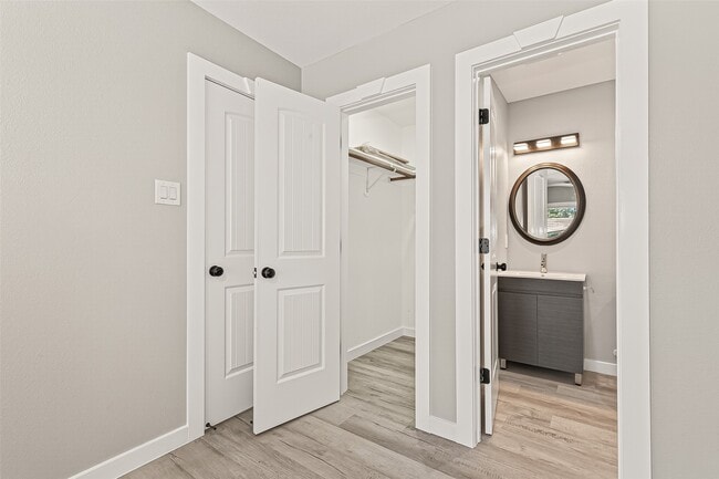 Building Photo - 10531 Royal Oaks Dr