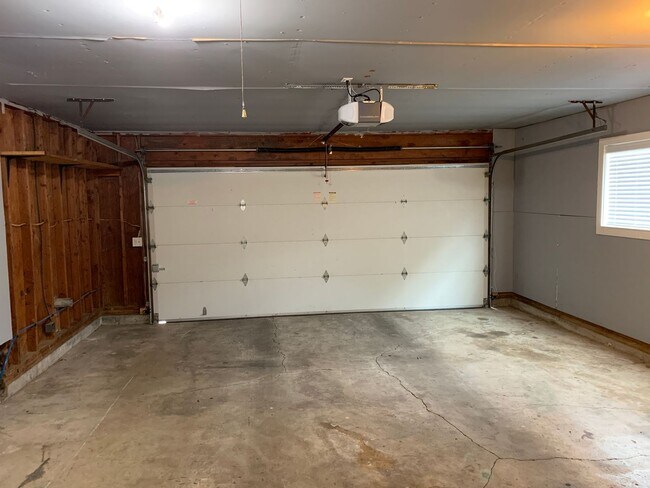 Building Photo - Honey stop the car one-Level ranch in the ...