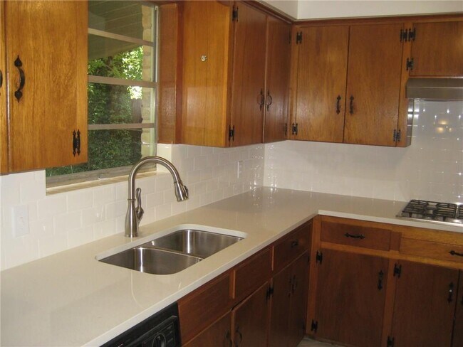 Building Photo - 2007 Oakglen Dr