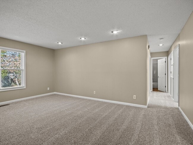 Building Photo - Large lot and close to town.