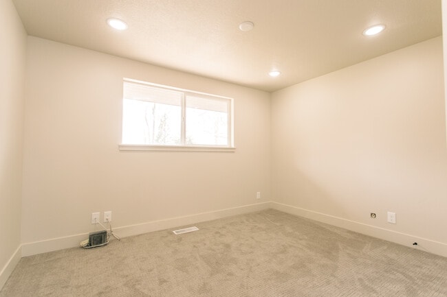 Building Photo - 732 Hislop Dr