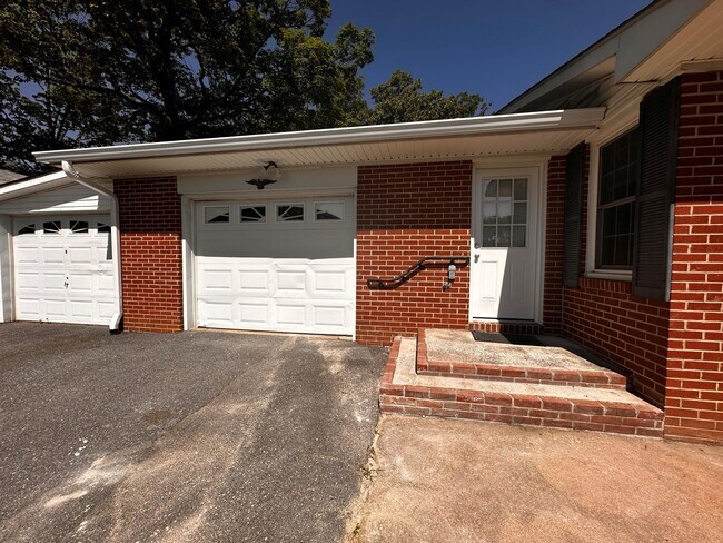 Building Photo - 2224 Dennings Rd