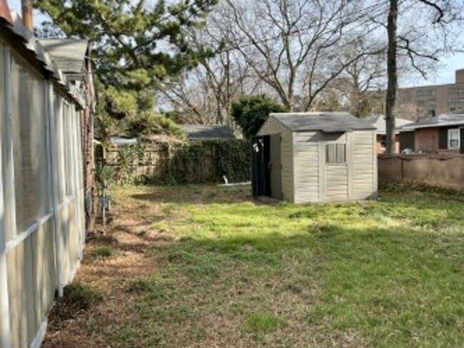 Building Photo - Larchmont