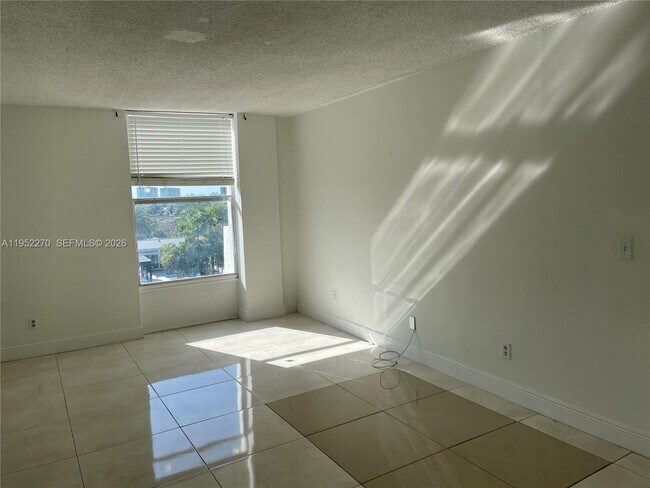 Building Photo - 2000 NE 135th St