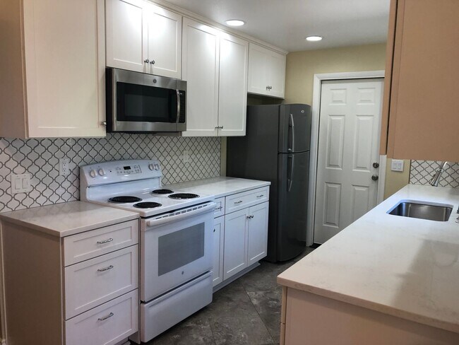 Building Photo - Live Large in the Heart of NW Corvallis!